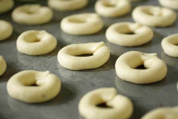 masa de chipas en una bandeja para horno