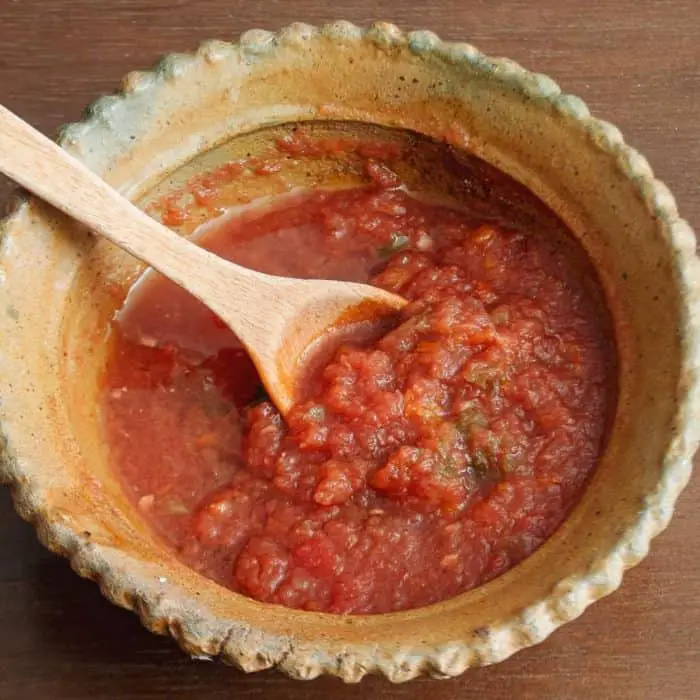 salsa picante en bol con cuchara
