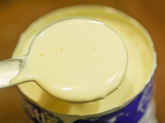 crema de leche en una cuchara
