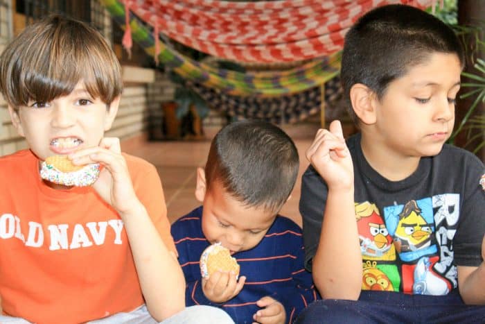 tres niños comiendo galletas