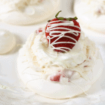 Mini meringues with strawberry cheesecake