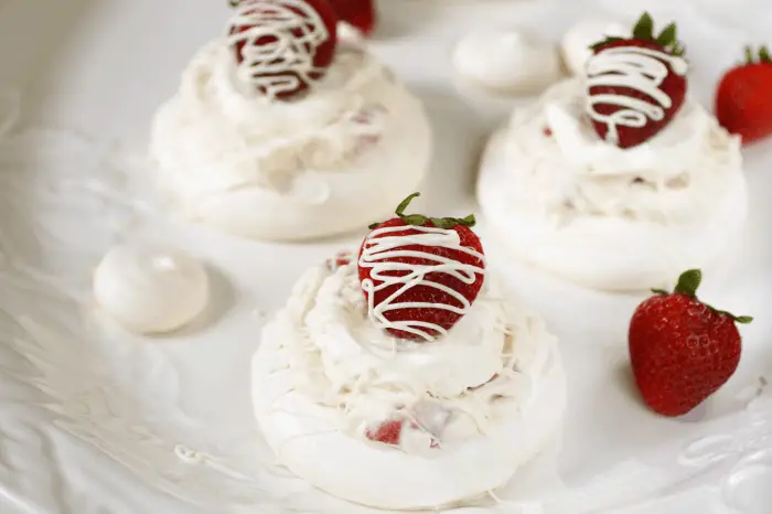 Mini meringues with strawberry cheesecake