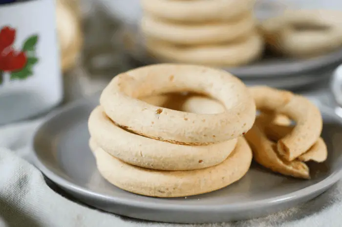 3 gluten-free crispy crackers on a plate