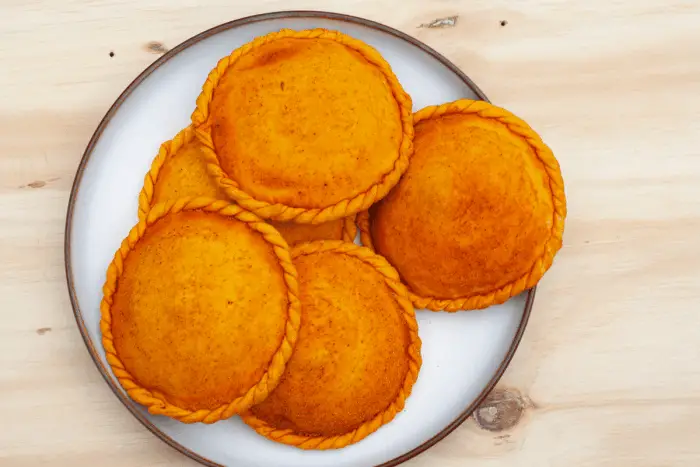 plate with round empanadas, pucacapas