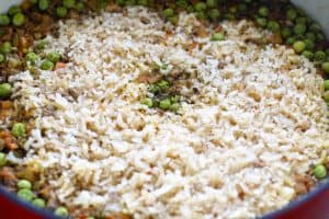 arroz con carne y verduras cocinado en una olla