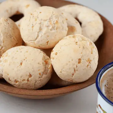 cuñapé in a wood bowl