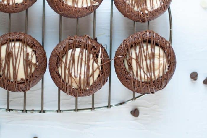 filled brownie cups on a cooling rack