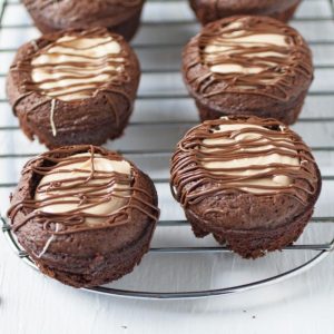 bocaditos de brownies con chocolate sobre rejilla