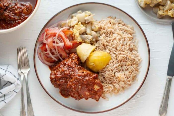plato boliviano con arroz y picante de pollo