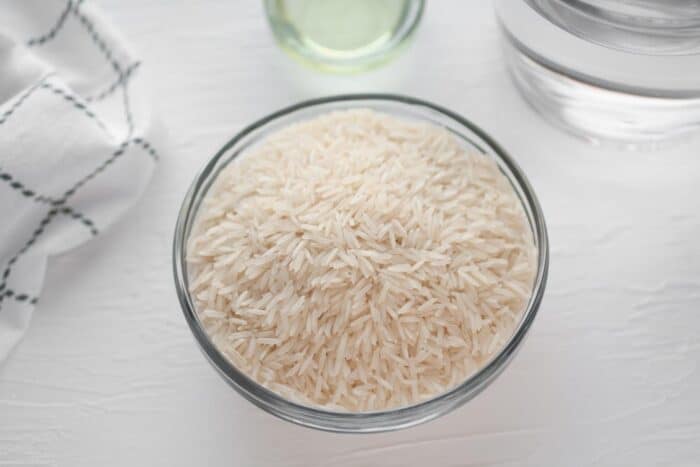 arroz de grano largo en un bol