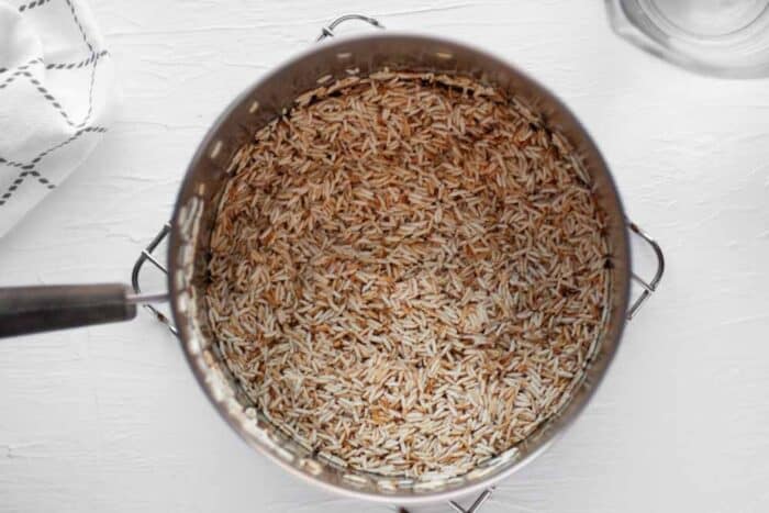 arroz tostado en una olla