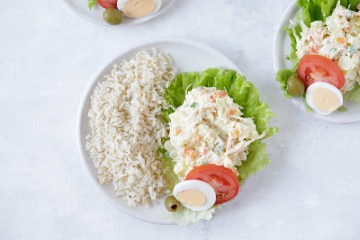plato blanco con arroz, salpicon, tomates y huevos