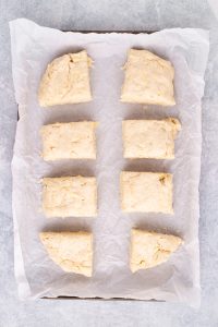 scones de queso cortado - crudo