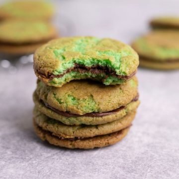 galletas verdes de menta y chocolate encimadas