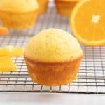 primera plana de muffins esponjosos de naranja