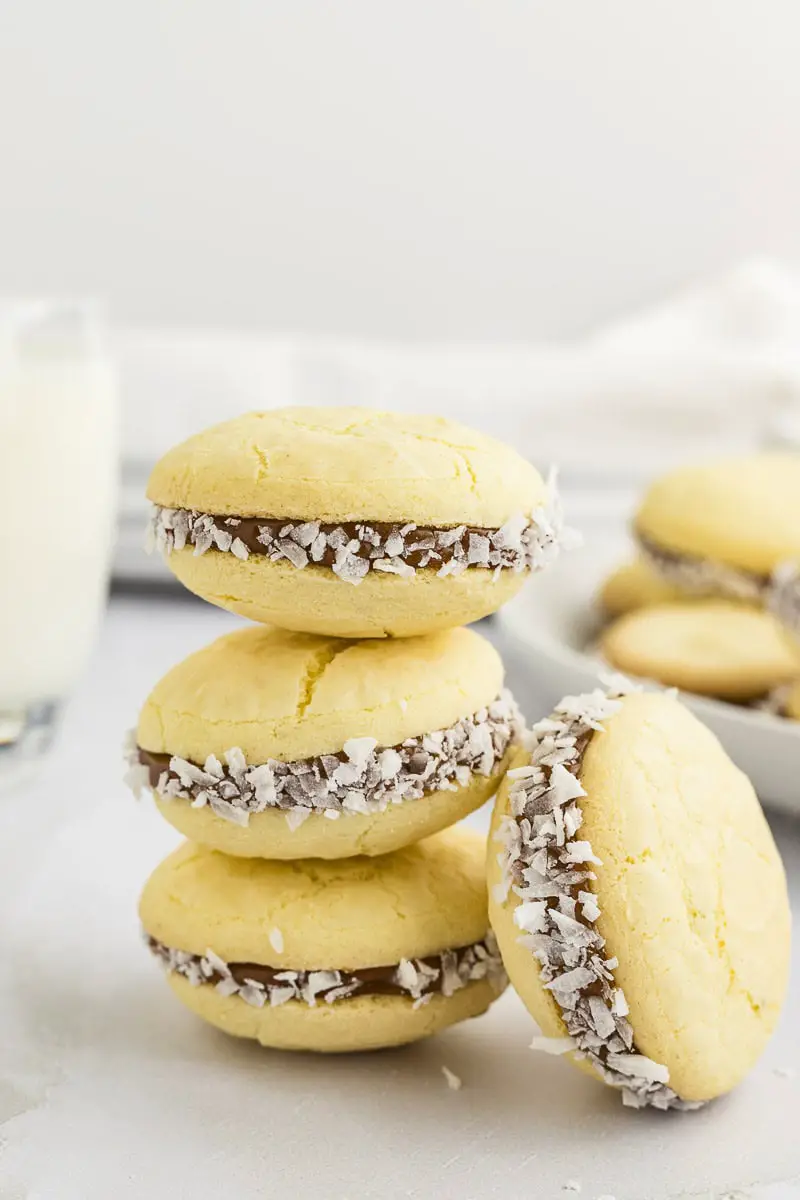 alfajores de maicena uno encima de otro