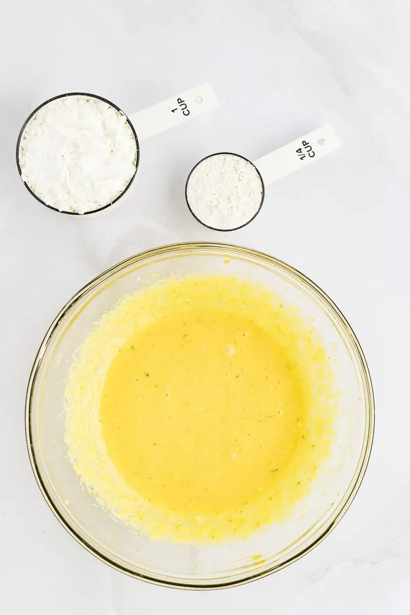 mantequilla batida con azúcar en un bowl