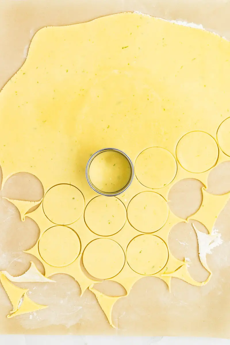 masa cortada de alfajores