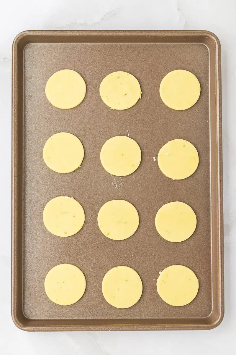 masa cruda de alfajores en fuente