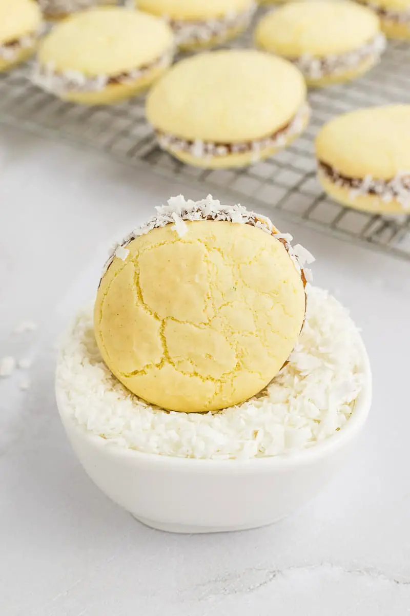 cubriendo alfajor en coco rallado
