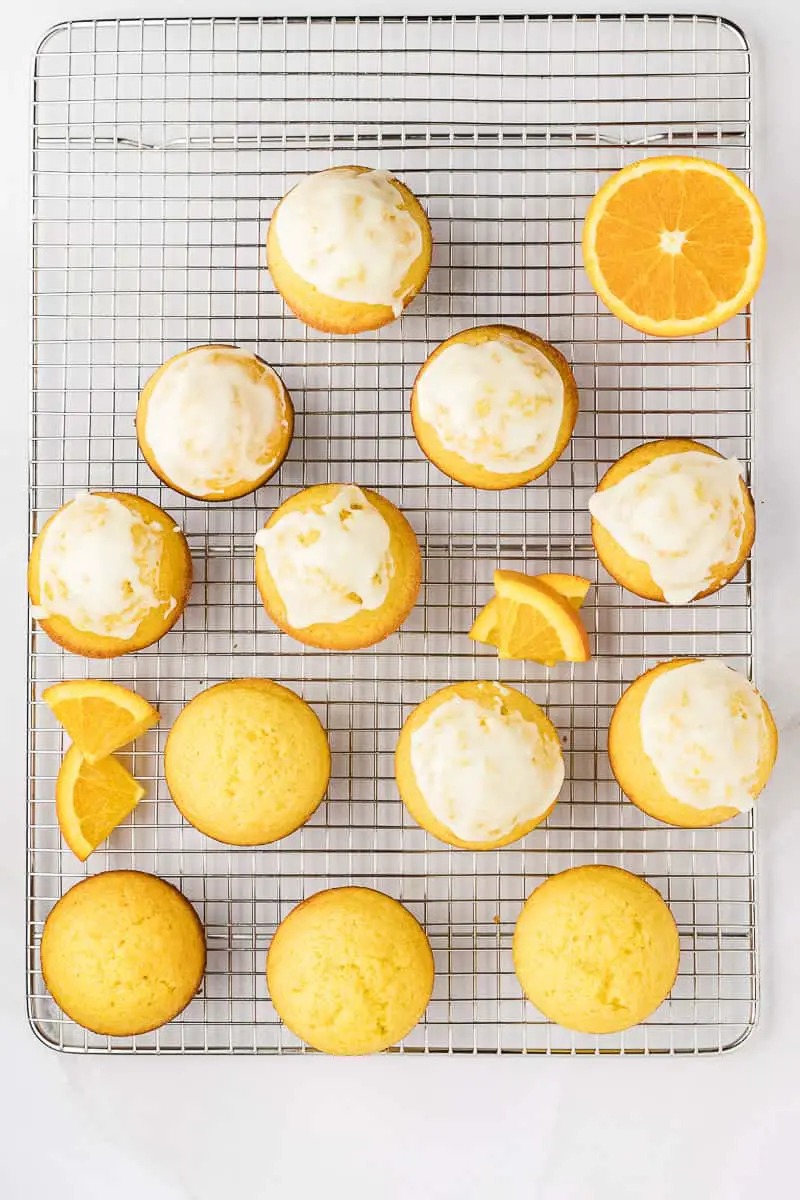 muffins de naranja sobre rejilla