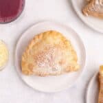 empanada de queso frita en un plato blanco