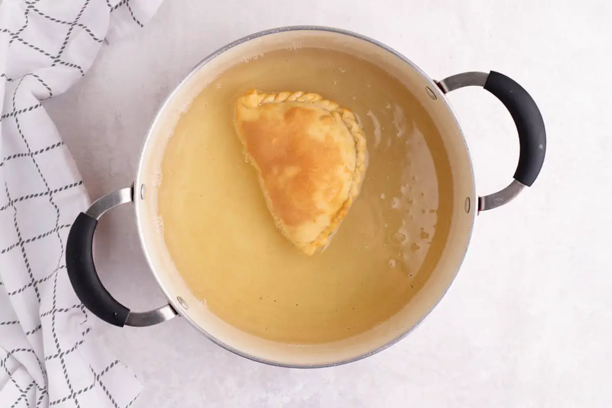 empanada de queso boliviana fritando