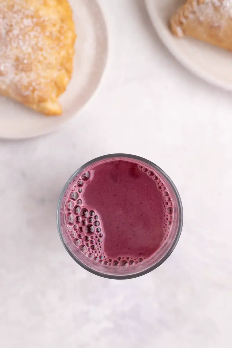 vaso con api morado y pastel de queso