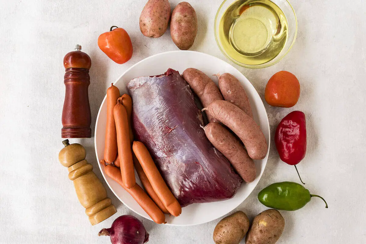 ingredientes: papas,bife, aceite, chorizo, salchichas, ají, cebolla, sal y pimienta
