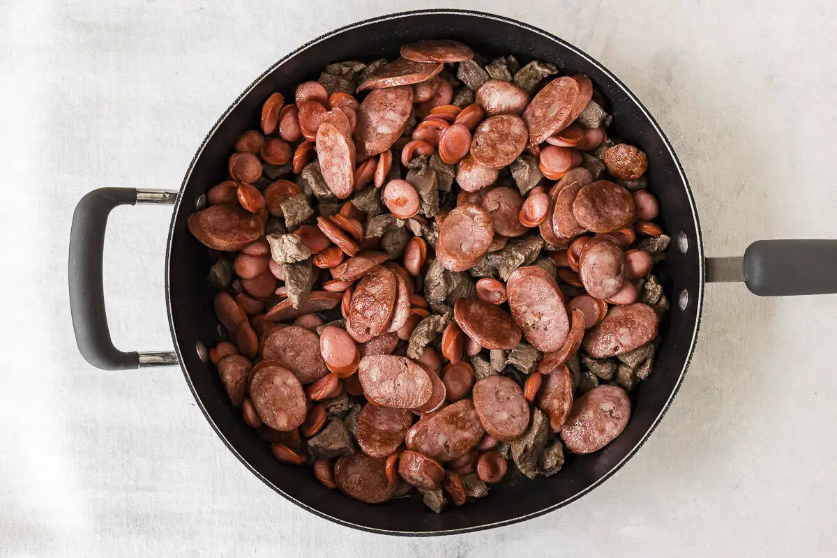 carne, chorizo y salchichas en sarten