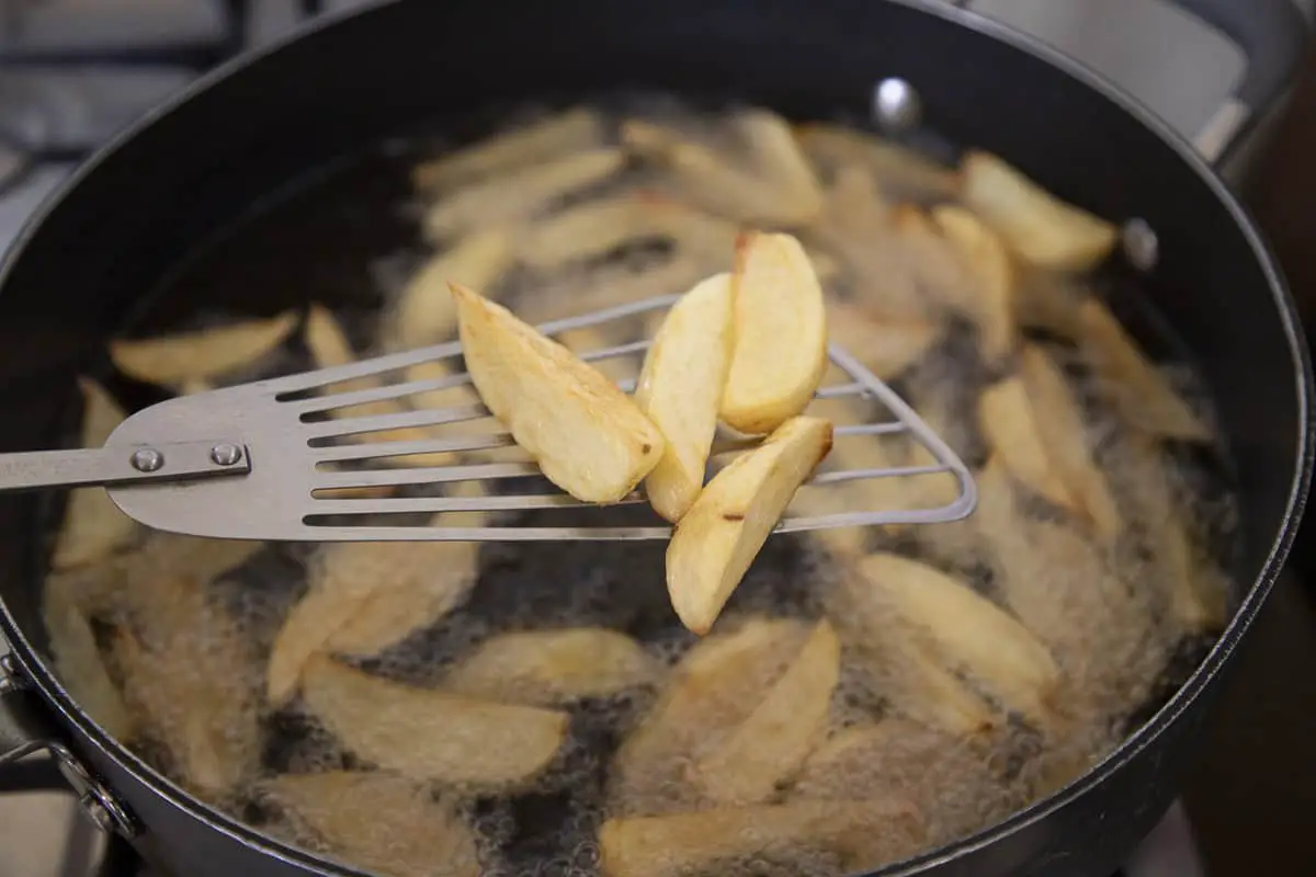 papas fritas en un cucharon