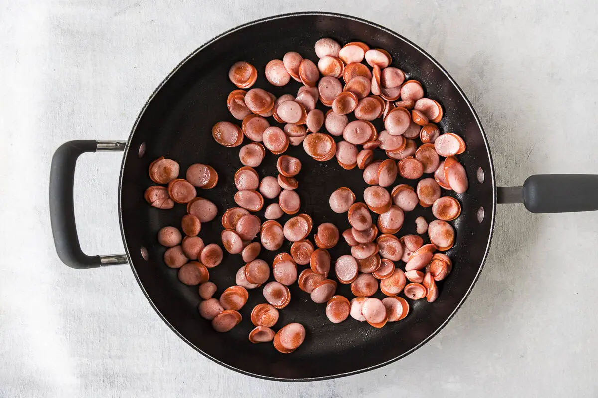 salchicha cocinada en sarten